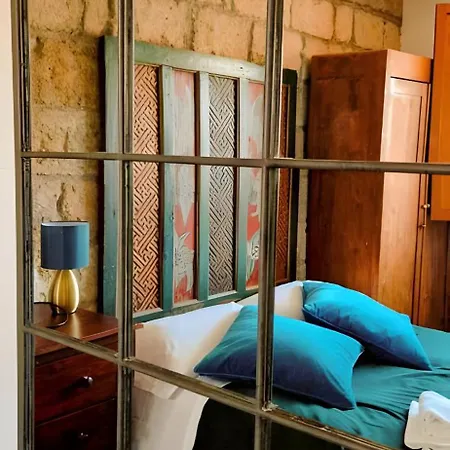 Landlord 71 - בית הארחה *